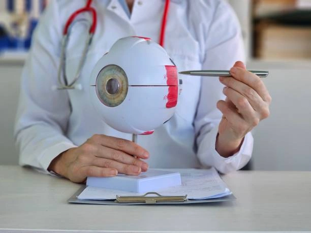 أشهر أطباء العيون