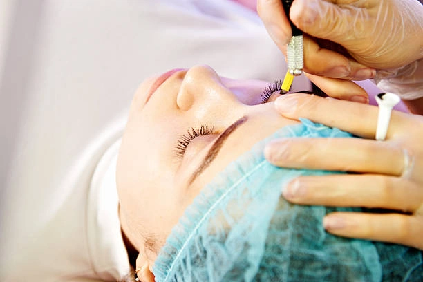 تكلفة عملية شد الجفون في سوريا