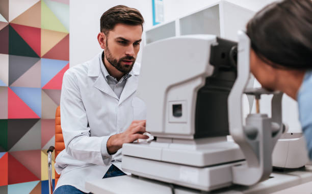 الفرق بين فحص الطبيب وفحص فني النظارات